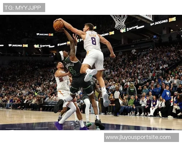 爱德华兹巧妙借掩护接球三分投篮成功实现反超局面